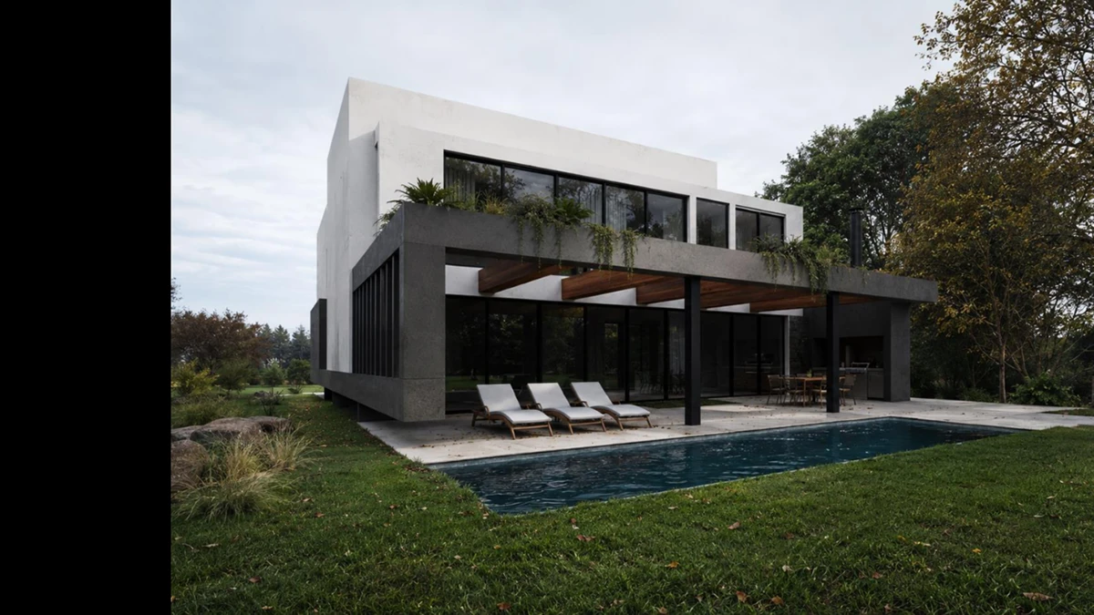 Vivienda contemporánea entre árboles